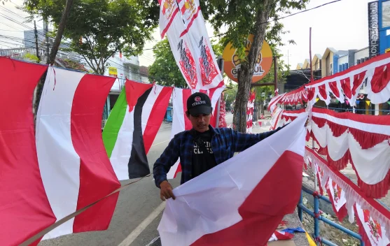Pedagang Bendera Asal Garut Padati Jalanan Kota Sampang