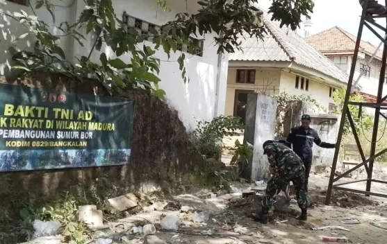 TNI dan Warga Bangkalan Bangun Tandon Air di Ponpes Assomadiah