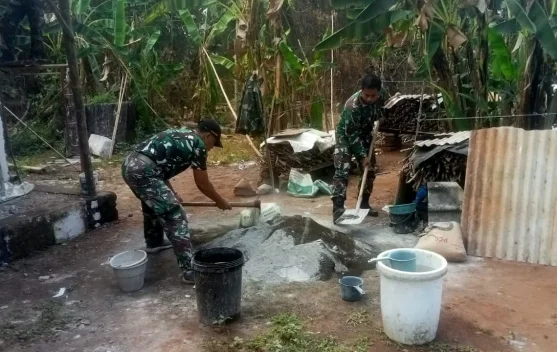 Asa Baru Ibu Rohimah, Babinsa Bangkalan Bedah Rumah Tak Layak Huni