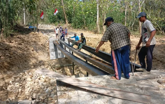 Bahu-Membahu, TNI dan Warga Klampis Bangun Jembatan Baja