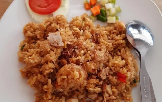 Lezatnya Porsi Lengkap Nasi Goreng Spesial
