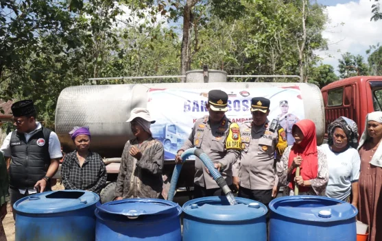 Polres Sampang Salurkan Bantuan Air Bersih