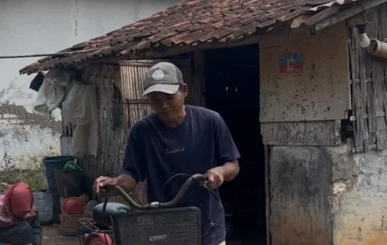 Kisah Pemulung Botol Bekas Tinggalkan Gubuk Bambu Berkat Karya Bakti TNI