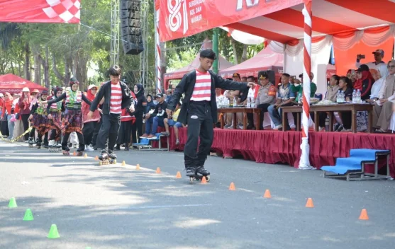 Lincah di tengah Tradisi: Bangkalan Fun Skate Curi Perhatian Karnaval HUT RI