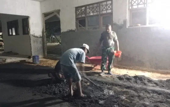 Demi Kenyamanan Siswa, Babinsa Dampingi Lembur Rehab SDN Tlomar 2
