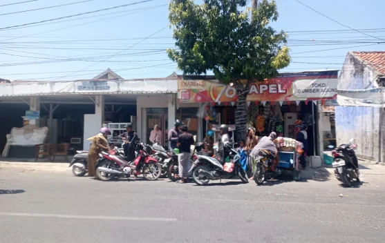 SPBU Langka BBM, Warga Sampang Berburu Bensin Eceran