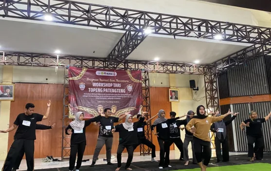 Kampus UTM Revitalisasi Tari Topeng Pateng-teng lewat Workshop