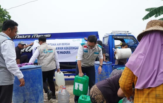 Hari Listrik Nasional ke-81, PLN UP3 Madura Salurkan 25.000 Liter Air di Pamekasan