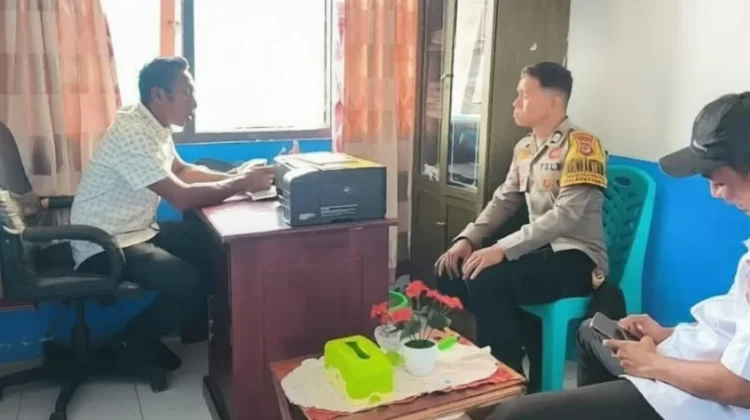 Bhabinkamtibmas Tumbur Sambangi Kantor Pemdes