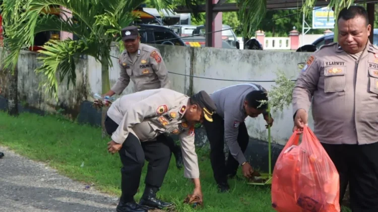 Personel Polres Kepulauan Tanimbar Kompak Bersihkan Mako