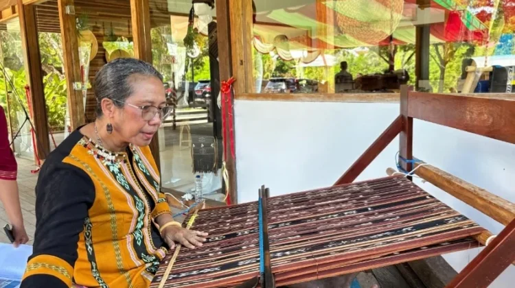 Gerai Dekranasda Tanimbar Wadah Promosi Budaya Tanimbar.