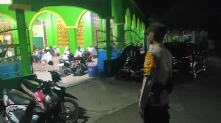 Bhabinkamtibmas Kelurahan Saumlaki Utara Amankan Sholat Tarawih