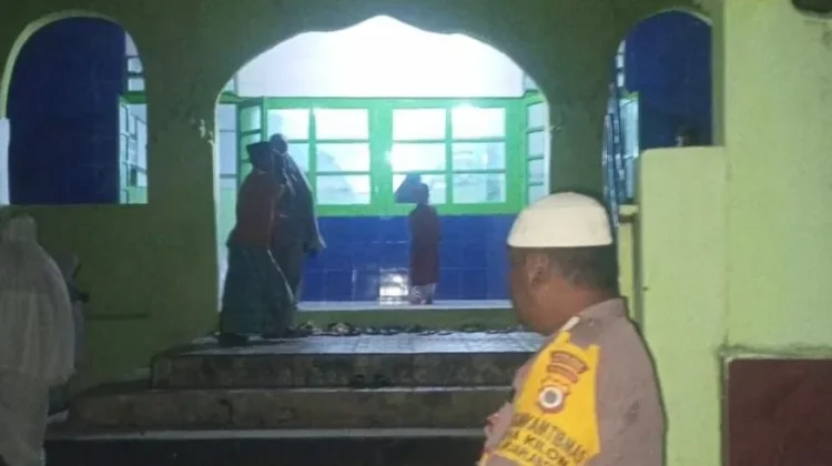 Bhabinkamtibmas Kilon Kawal Kekhusyukan Ibadah Tarawih