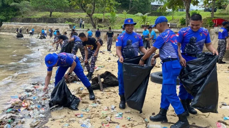 TNI-Polri Bersama Pramuka Bersihkan Pantai Pelangi