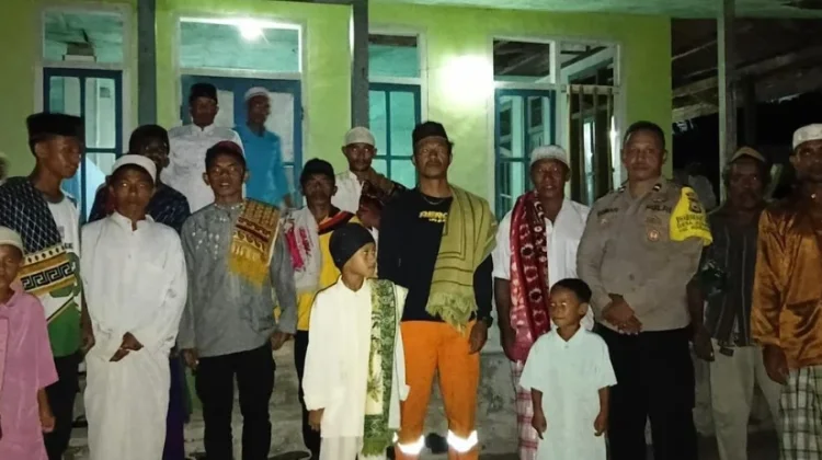 Bhabinkamtibmas Romnus Amankan Sholat Tarawih berjamaah