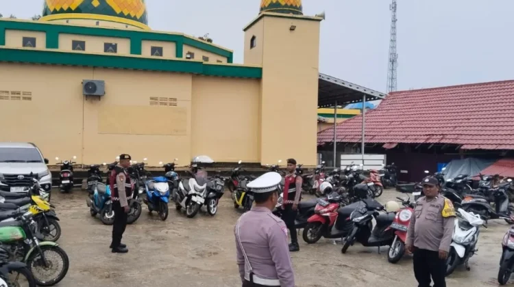 Sat Lantas Polres Kepulauan Tanimbar Amankan Sholat Jumat