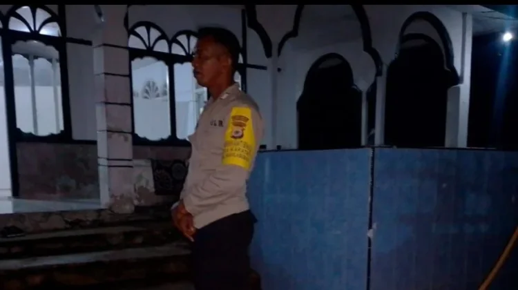 Bhabinkamtibmas Karatat Amankan Sholat Tarawih