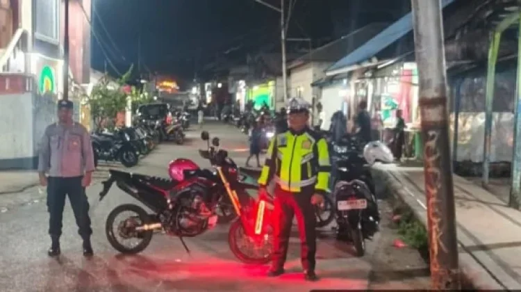 Bhabinkamtibmas Kelurahan Saumlaki Pastikan Keamanan Sholat Tarawih