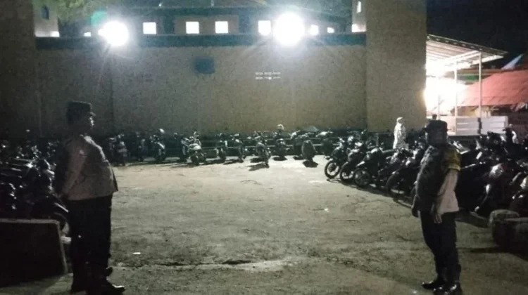 Bhabinkamtibmas Sifnana Berikan Rasa Aman Bagi Para Jamaah   saat memasuki malam-ma