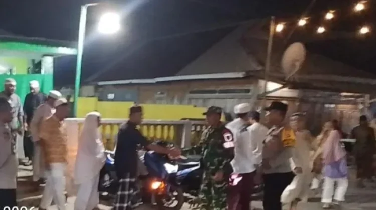 TNI-Polri Amankan Shalat Isya dan Tarawih di Larat