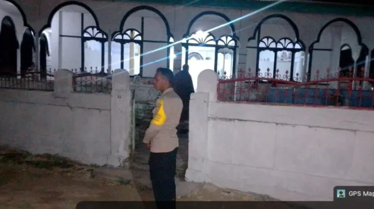 Bhabinkamtibmas Karatat Amankan Sholat Tarawih, Berikan Rasa Aman