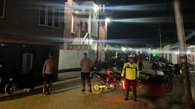 Polres Kepulauan Tanimbar Pastikan Sholat Tarawih Berlangsung Khusyuk