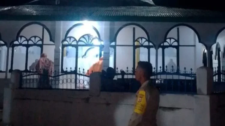 Bhabinkamtibmas Karatat Amankan Sholat Tarawih di Masjid Babbusalam