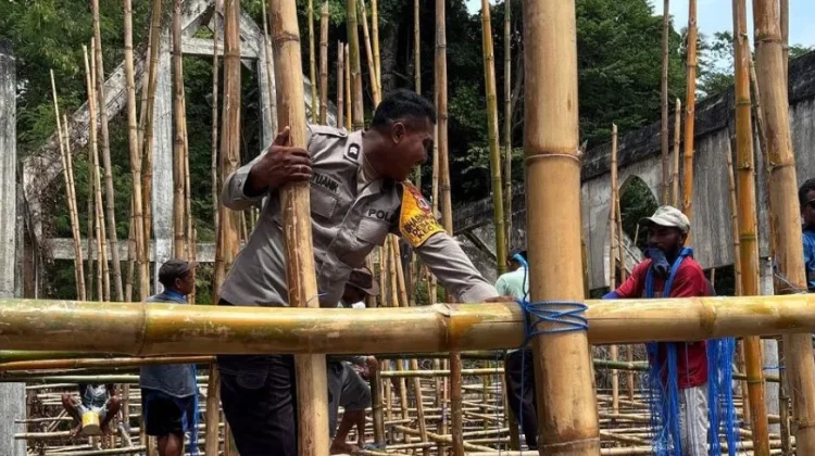 Bhabinkamtibmas Kabiarat Bantu Warga Bangun Gedung Gereja