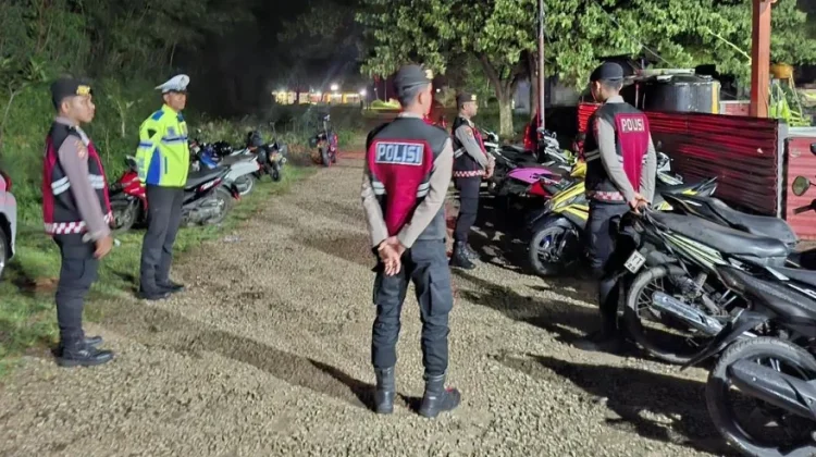 Personel Gabungan Polres Kepulauan Tanimbar Amankan Sholat Tarawih