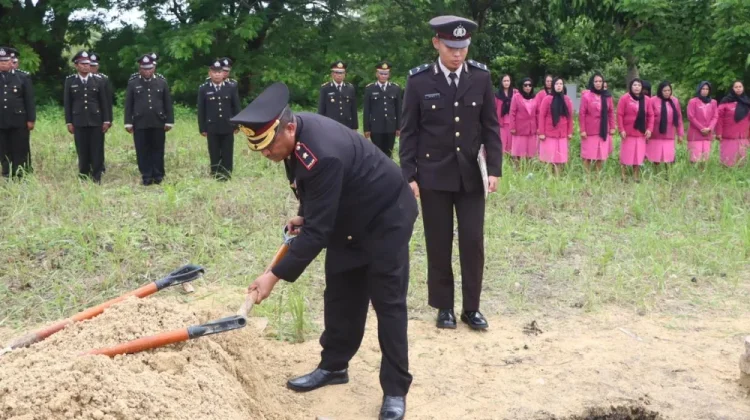 Polres Kepulauan Tanimbar Gelar Upacara Pemakaman Alm. Werluka