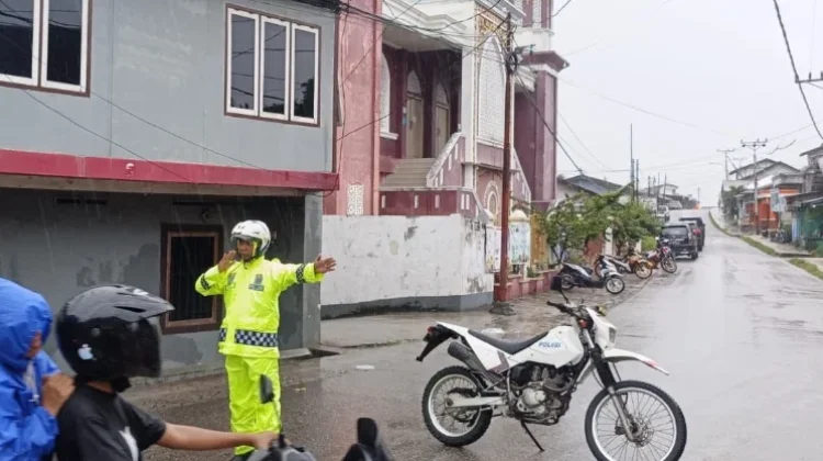 Sat Lantas Polres Kepulauan Tanimbar Amankan Sholat Jumat Berjamaah