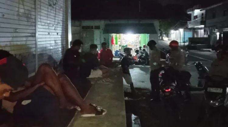 Bhabinkamtibmas Manglusi Sambangi Warga Sampaikan Pesan Kamtibmas
