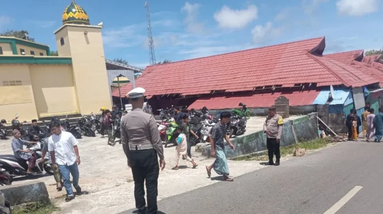 Sat Lantas Polres Kepulauan Tanimbar Amankan Sholat Jumat