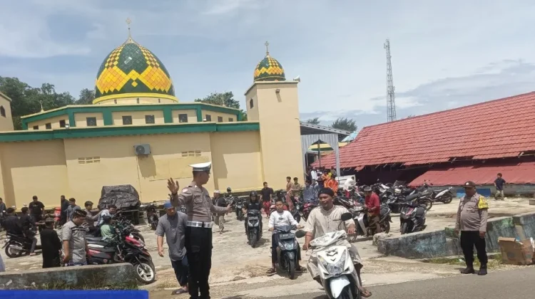 Sat Lantas Polres Kepulauan Tanimbar Kawal Sholat Berjamaah