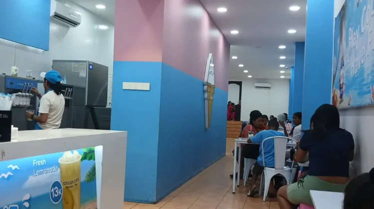 Cuaca Ekstrem Melanda Saumlaki, Warga Rela Antre Panjang Demi Es Krim