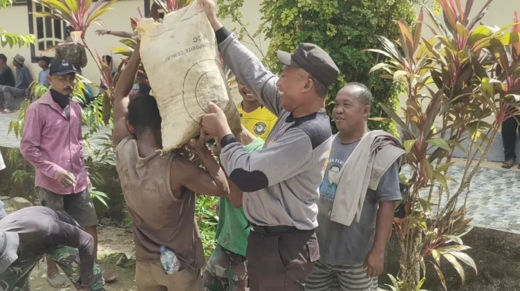 Bhabinkamtibmas Gotong Royong Bersama Warga Bangun Rumah Pastoran