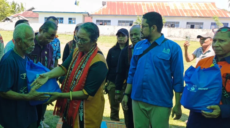 Wabup Tanimbar serahkan Sembako Gratis Kepada Masyarakat Desa Lermatang