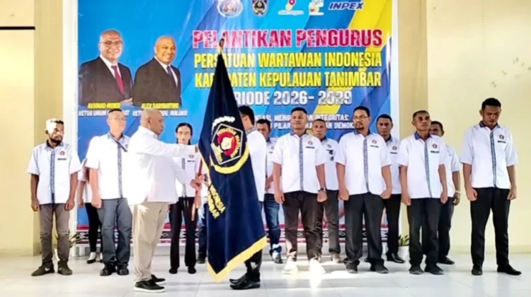 Simon Lolonlun Pimpin PWI Tanimbar Tongkat Sejarah 26 Tahun