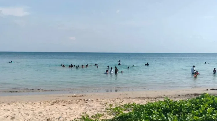 Pantai Weluan Jadi Pilihan Wisata Hemat Warga Saumlaki di Akhir Bulan