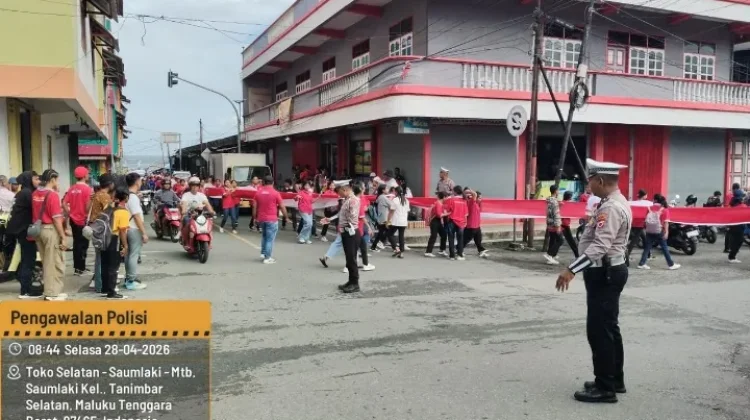 Sat Lantas Polres Kepulauan Tanimbar Kawal Longmars Mahasiswa