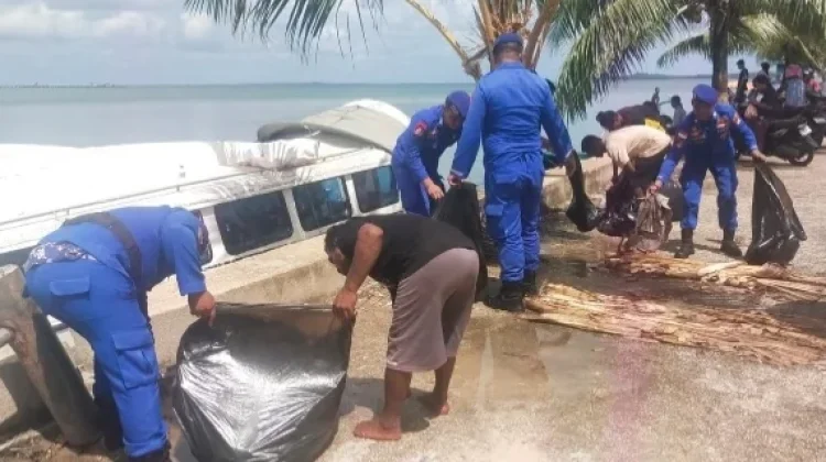 Sat Polair Polres Kepulauan Tanimbar Bersihkan Pelabuhan Rakyat