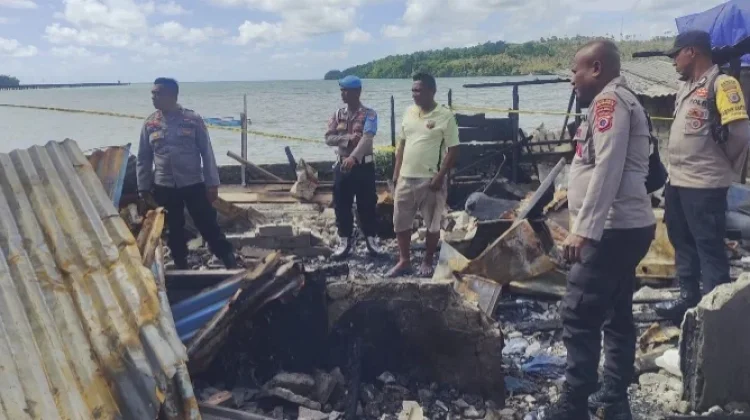 Kapolsek Nirunmas Kunjungi Korban Kebakaran di  Desa Tutukembong