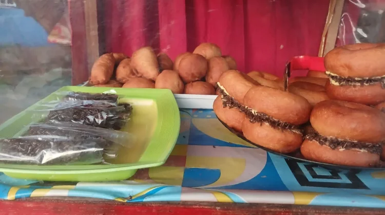 Lapak Kue Mama Epi: Kelezatan Tradisional Seribuan yang Melegenda di Jalan Urayana