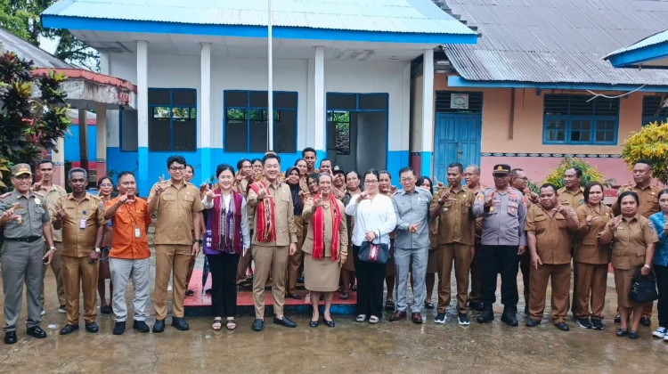 Bupati dan Wabup Tanimbar Tinjau Langsung Jalan Rusak dan Gedung SD-SMP di Ritabel