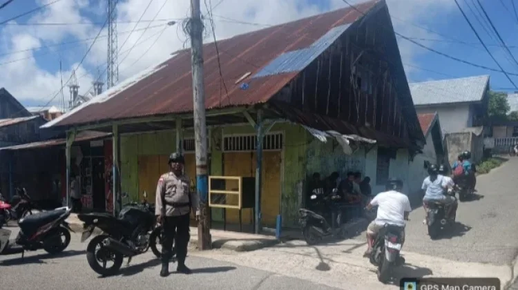 Bhabinkamtibmas Kelurahan Saumlaki Amankan Sholat Jumat Berjamaah