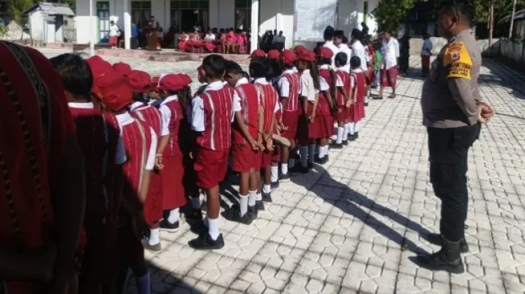Jamin Khidmatnya Upacara Hardiknas, Bhabinkamtibmas Eliasa Lakukan Monitoring