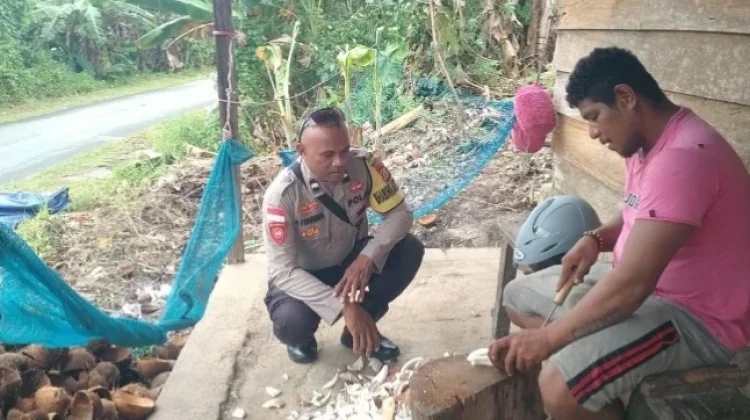 Bhabinkamtibmas Arma II Sambangi Petani Kopra