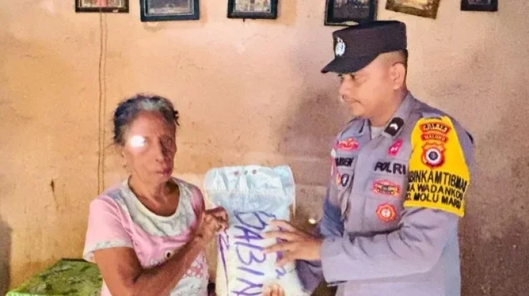 Bhabinkamtibmas Wadankou Berbagi kasih Dengan  Warga