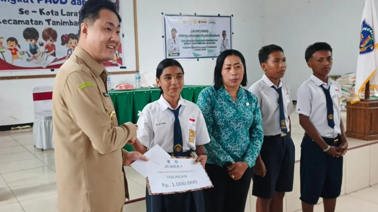 Bupati dan Wabup Tanimbar Serahkan Hadiah Lomba Mewarnai PAUD dan Video TikTok SMP