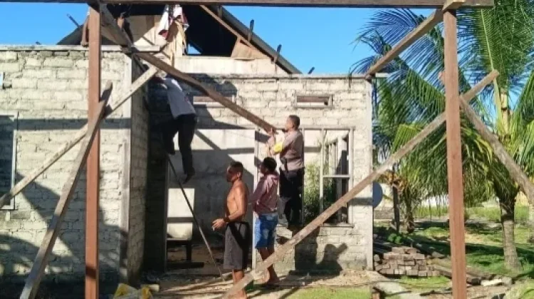 Bhabinkamtibmas Romanus Bantu Warga Bangun Rumah